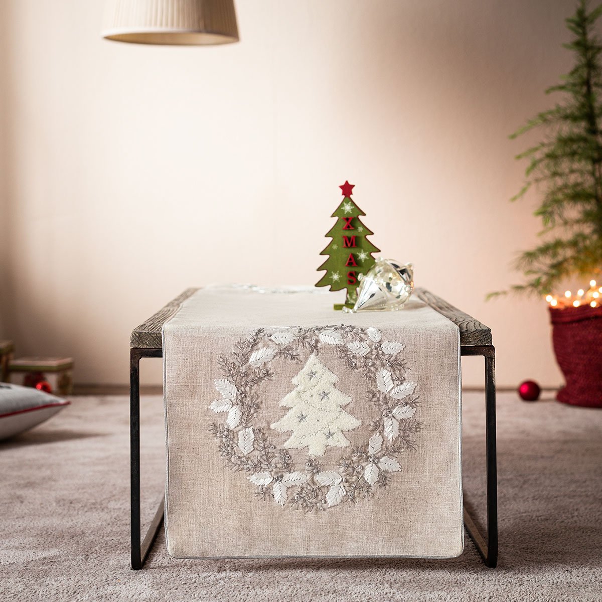 White Christmass tree runner