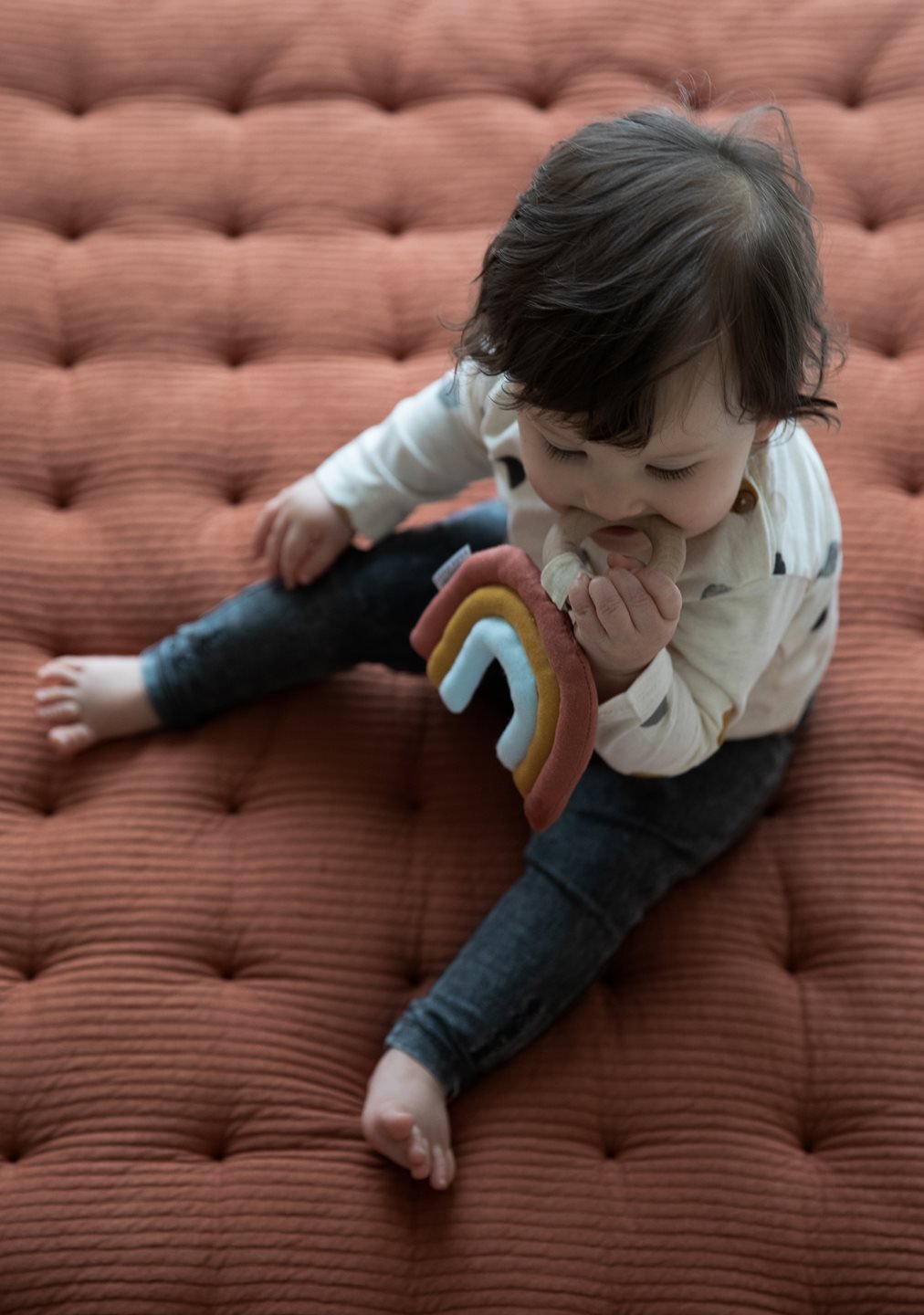 Υφασμάτινο Παιχνίδι με Ξύλινο Κρίκο "Ουράνιο τόξο" Little Dutch - Image 3