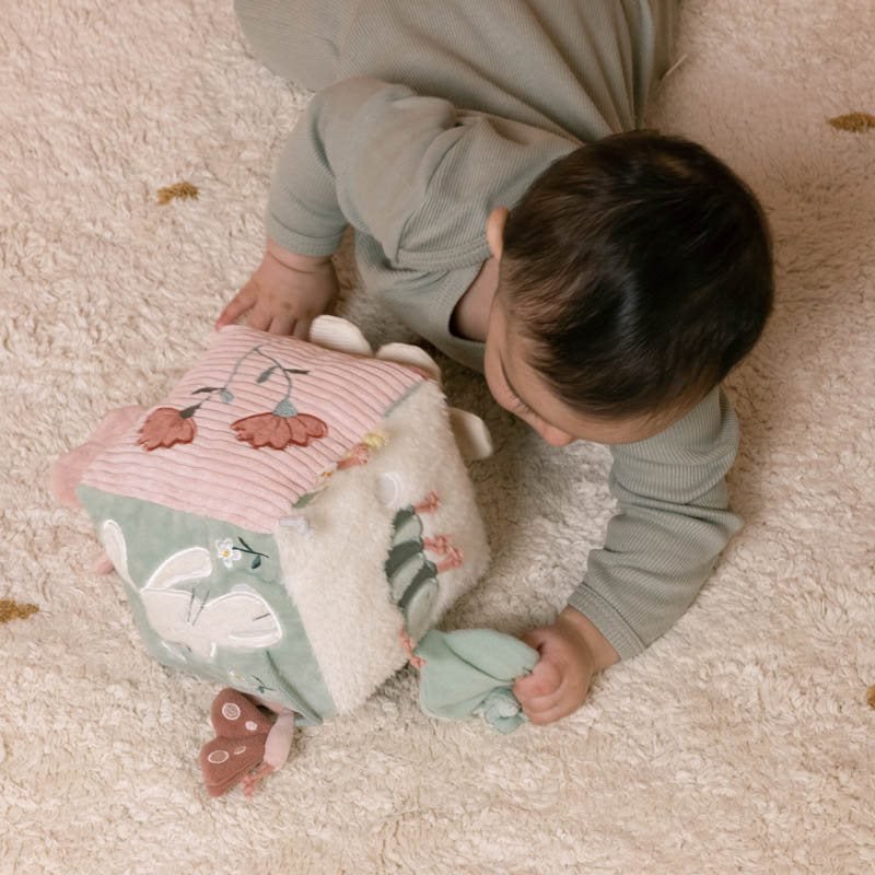 Υφασμάτινος Κύβος Δραστηριοτήτων Flowers & Butterflies - Image 4