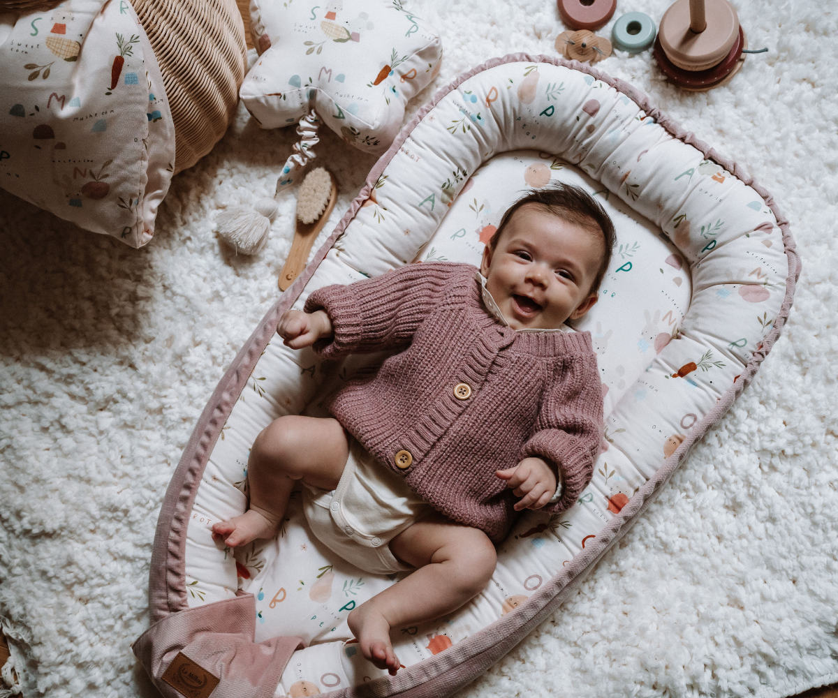 ABC Fruits Baby Nest Smoke Rose, μεσα στην οποία είναι ένα παιδάκι