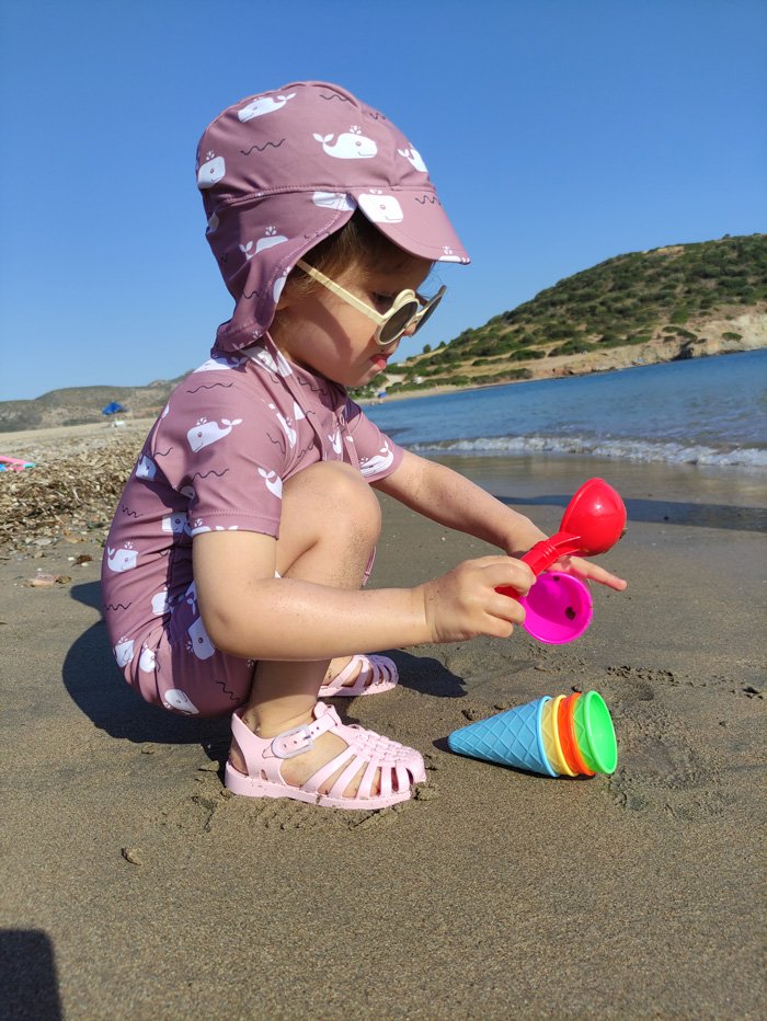 Καπέλο Τύπου Λεγεωνάριου Με Προστασία UV50 με σχέδιο φαλαινάκια, φορεμένο από παιδάκι