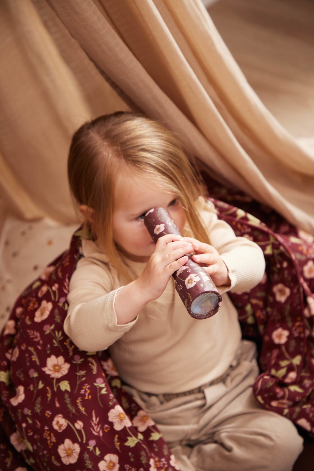 Fall Flowers Καλειδοσκόπιο, το οποίο χρησιμοποιείται από παιδάκι