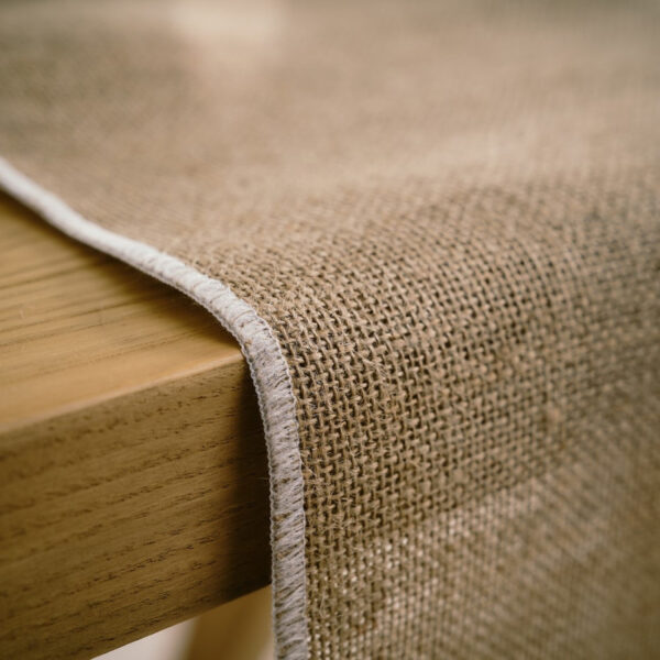 Home Naval Beige Runner 429/06 στρωμένο σε τραπέζι