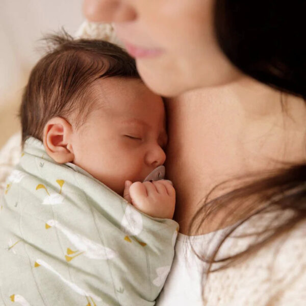 Little Goose Pure Olive Κουβερτάκι Αγκαλιάς τυλιγμένο σε μωράκι στην αγκαλιά της μαμάς