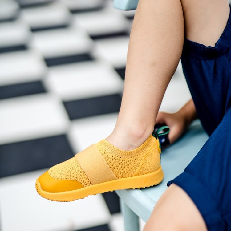 Moonie's Happy Walker Pinapple Sorbet φορεμένο από παιδάκι