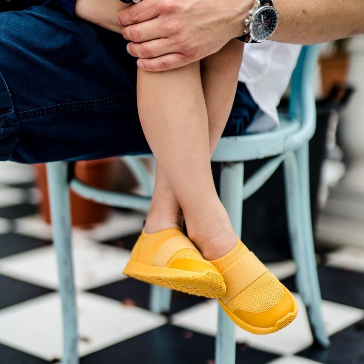 Moonie's Happy Walker Pinapple Sorbet φορεμένο από παιδάκι