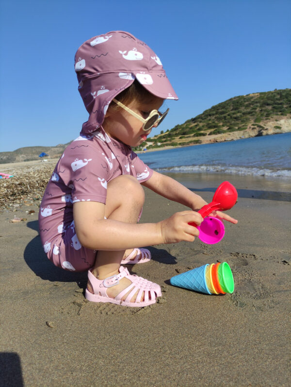 Παιδικό καπέλο τύπου Λεγεωνάριου φορεμένο από παιδάκι
