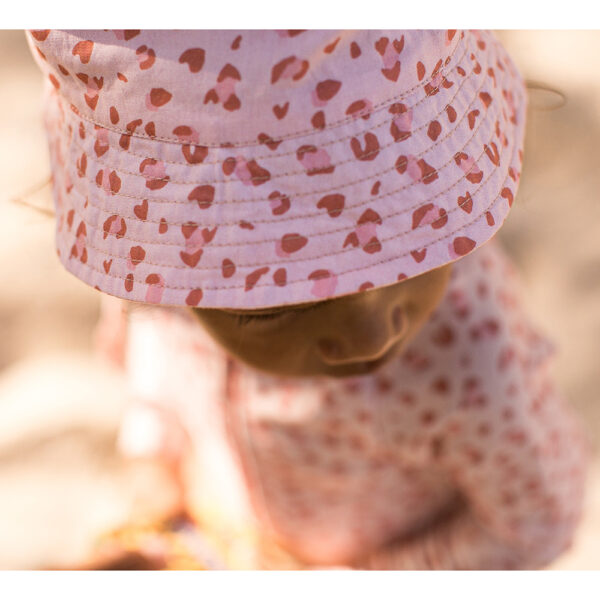 Old Pink Leopard Βαμβακερό Καπέλο Με Προστασία UPF50+ με σχέδιο λεοπάρ, φορεμένο από παιδάκι