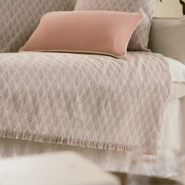 Fianna Ριχτάρι 328/17 Dawn Pink 4 Διαστάσεις στρωμένο σε καναπέ με μαξιλάρια