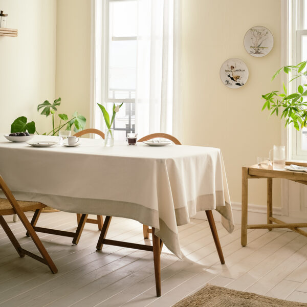 Norah Τραπεζομάντηλο 370/05 Offwhite, στρωμένο σε τραπέζι με βάζο
