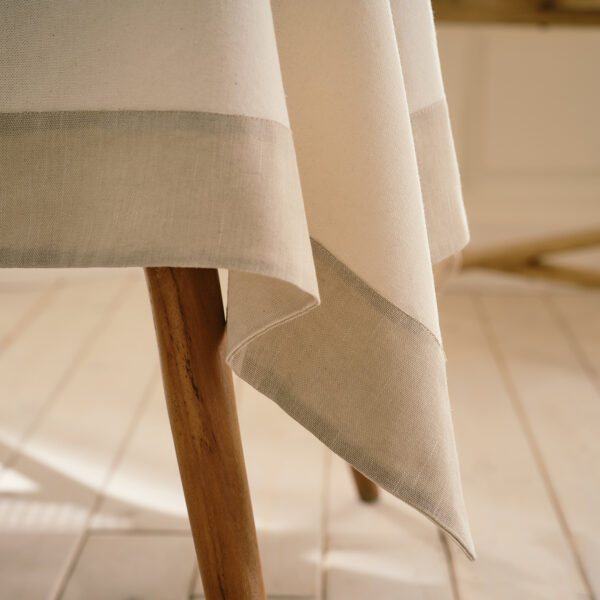 Norah Τραπεζομάντηλο 370/05 Offwhite, στρωμένο σε τραπέζι με βάζο, από 90% βαμβάκι και 10% Πολυεστέρα