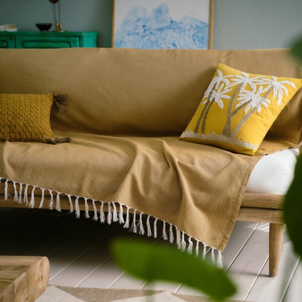 Eartha Ριχτάρι Honey Gold 372/04 3 Διαστάσεις στρωμένο σε καναπέ με μαξιλάρι