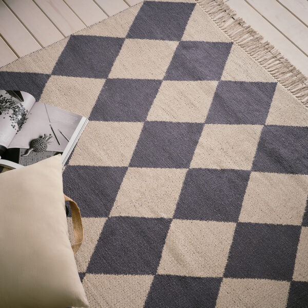Onora Χαλί 522/14 Stone Black στρωμένο σε πάτωμα