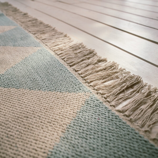 Onora Χαλί 522/49 Jade Green στρωμένο σε πάτωμα, από 100% βαμβακερά νήματα και κροσσάκι στις δύο πλευρές σε 2 διαστάσεις