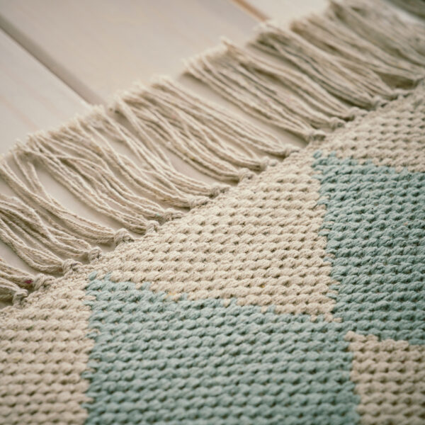Onora Χαλί 522/49 Jade Green στρωμένο σε πάτωμα, από 100% βαμβακερά νήματα και κροσσάκι στις δύο πλευρές σε 2 διαστάσεις