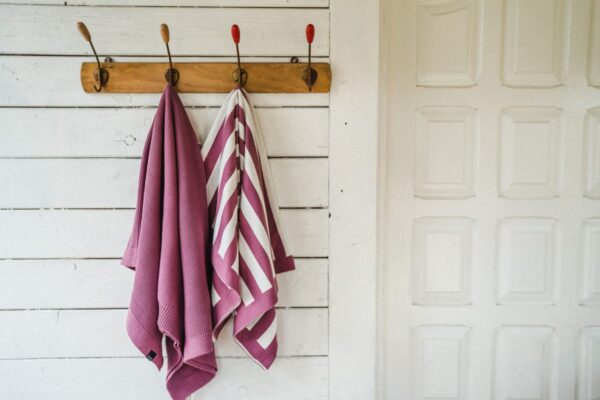 Cotton Tender Strips Plum με ριγέ σχέδιο πλεκτή, κρεμασμένη σε κρεμάστρα με μια ακόμη κουβέρτα, από 100% βαμβάκι