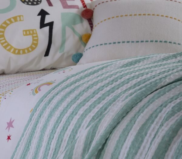 Happy Stripes Παιδική Κουβέρτα Mint στρωμένη σε κρεβάτι