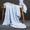 Plush Βρεφική Κουβέρτα Σιελ με αρκουδάκι και πανάκι απλωμένη σε τραπέζι