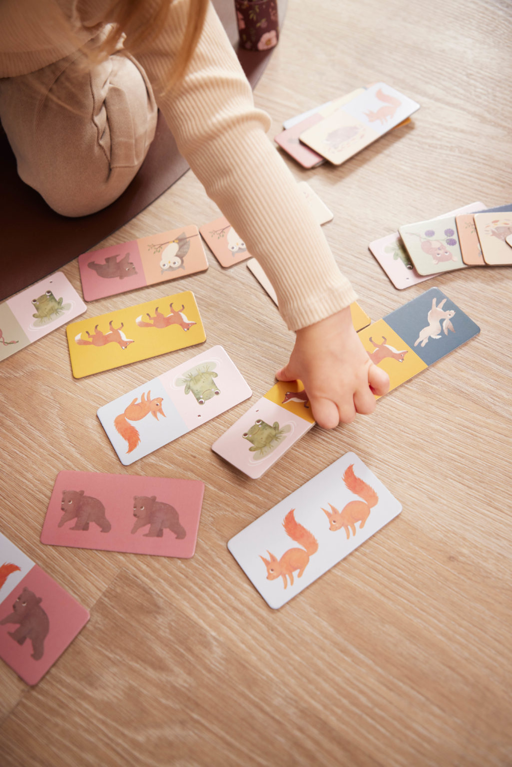 Nordic Animals Domino 28 κομματιών, με το οποίο παίζει ένα παιδάκι