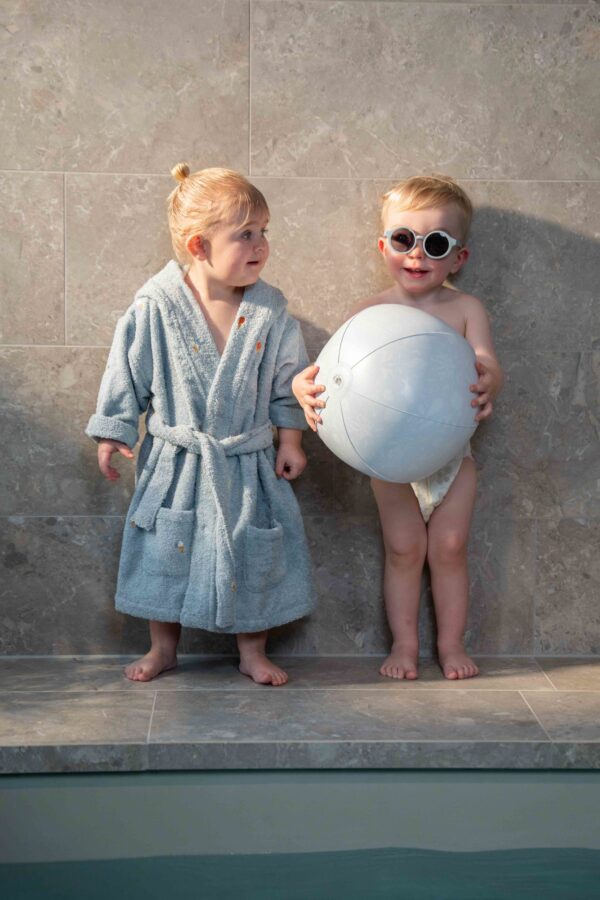 Nordic Ocean Mono Beach Ball με χαριτωμένα σχεδιάκια, την οποία κρατάει ένα παιδάκι, από υψηλής ποιότητας PVC για παιδιά ηλικίας 3+ ετών