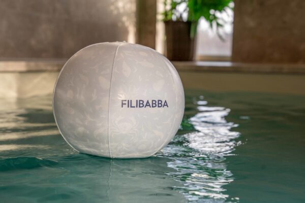 Nordic Ocean Mono Beach Ball με χαριτωμένα σχεδιάκια, η οποία επιπλέει στο νερό
