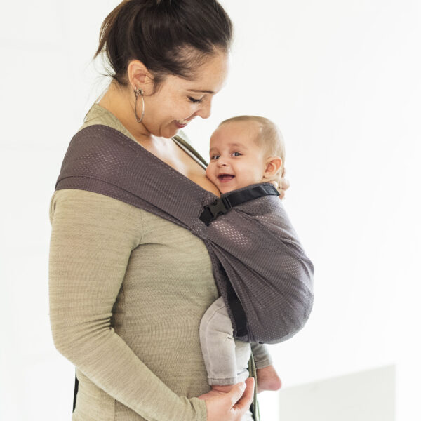 Mini Sling Αδιάβροχος Μάρσιπος φορεμένος από μια μητέρα