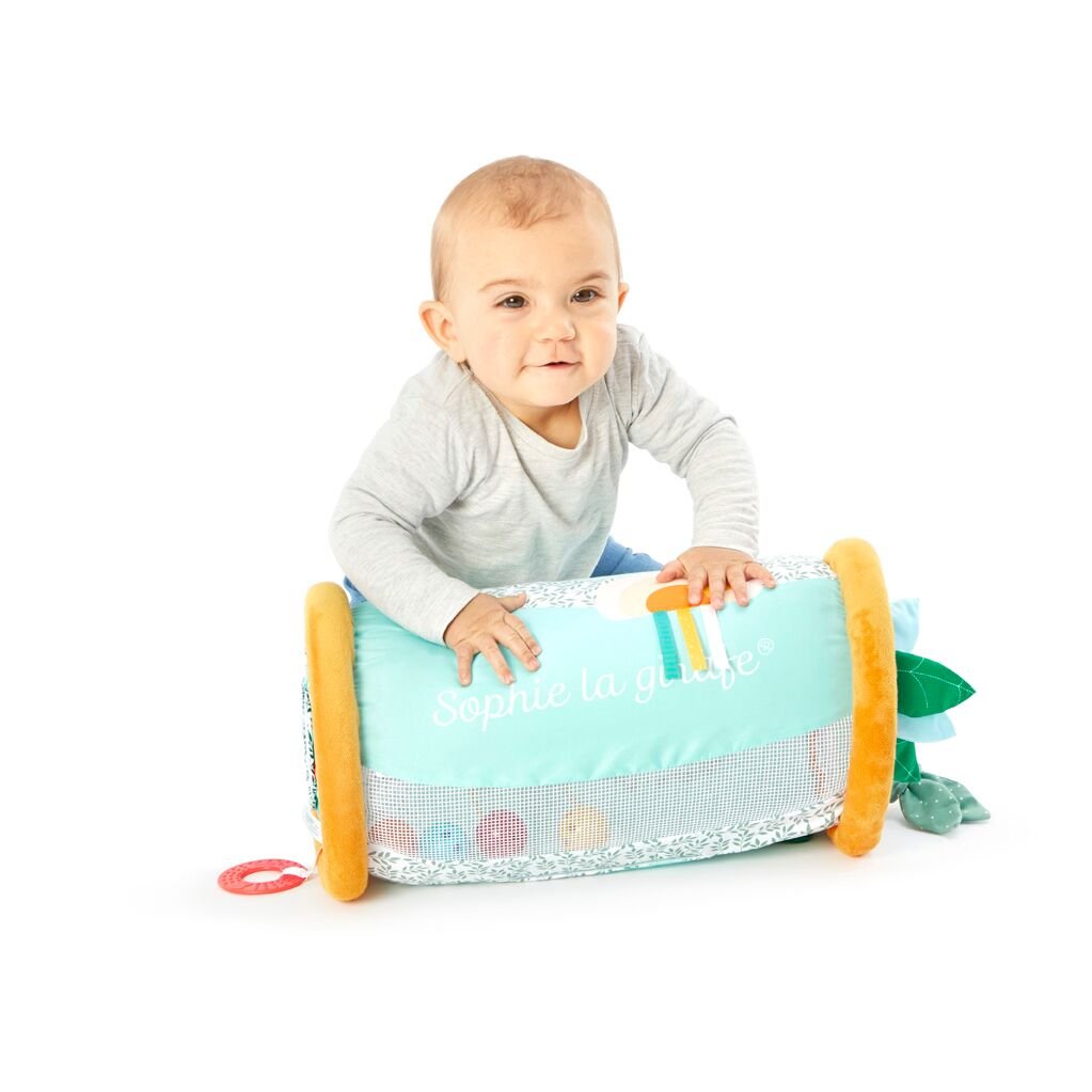 Σόφι Καμηλοπάρδαλη Βαρελάκι Δραστηριοτήτων, με το οποίο παίζει ένα παιδάκι