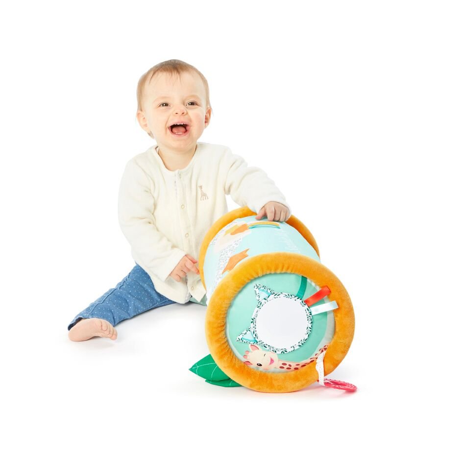 Σόφι Καμηλοπάρδαλη Βαρελάκι Δραστηριοτήτων, με το οποίο παίζει ένα παιδάκι