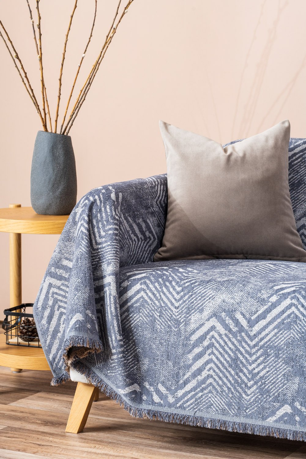 Momento Ριχτάρι Blue στρωμένο σε καναπέ