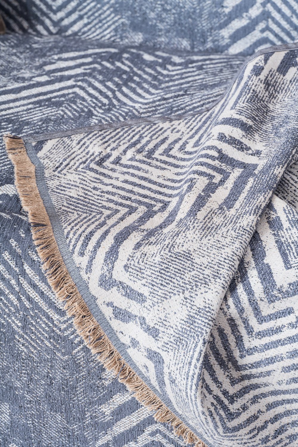 Momento Ριχτάρι Blue στρωμένο σε καναπέ