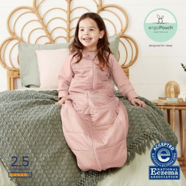 ErgoPouch Berries Sleep Βρεφικός Υπνόσακος φορεμένο από ένα κοριτσάκι