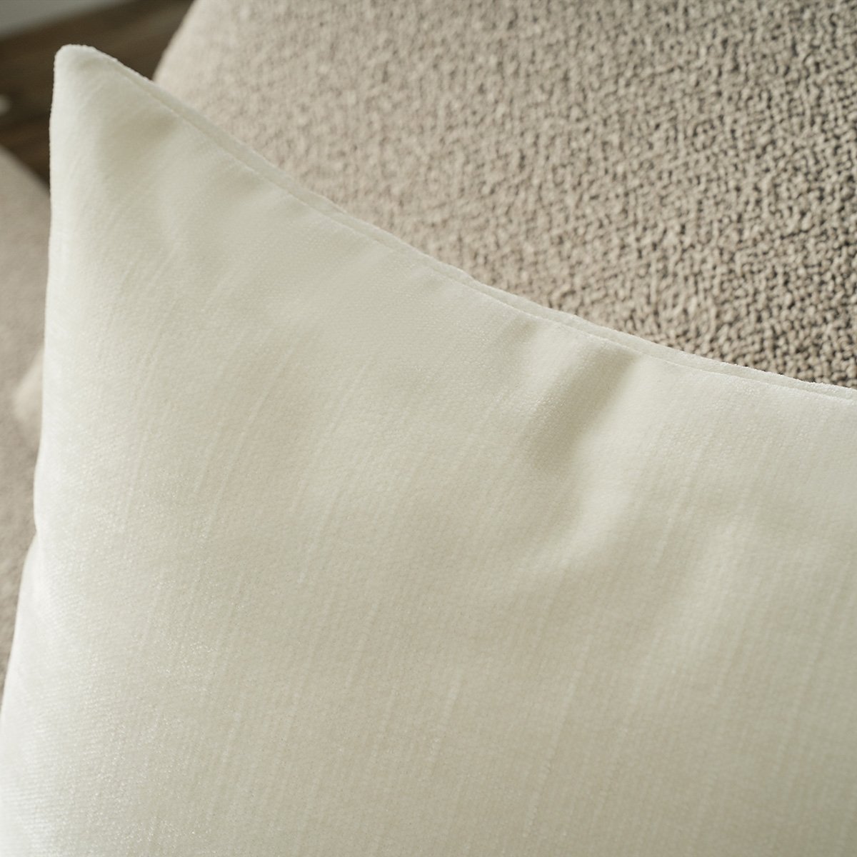 Luna Μαξιλαροθήκη Pure White, πάνω σε καναπέ