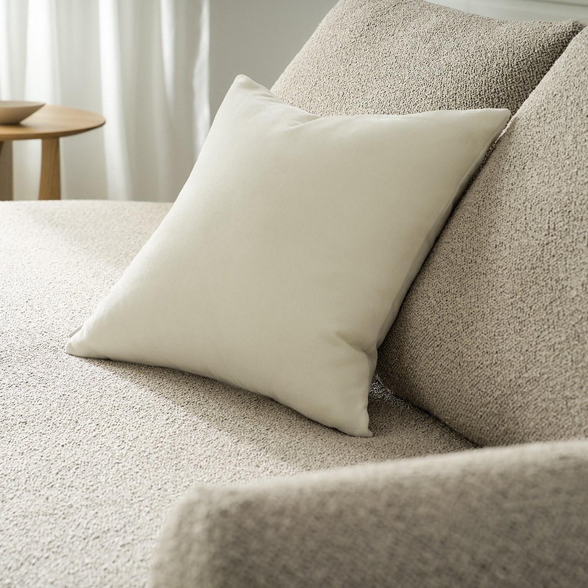 Luna Μαξιλαροθήκη Pure White πάνω σε καναπέ