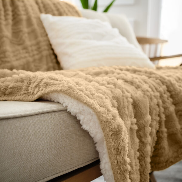 Nellie Κουβέρτα Καναπέ Craft Beige στρωμένη σε καναπέ
