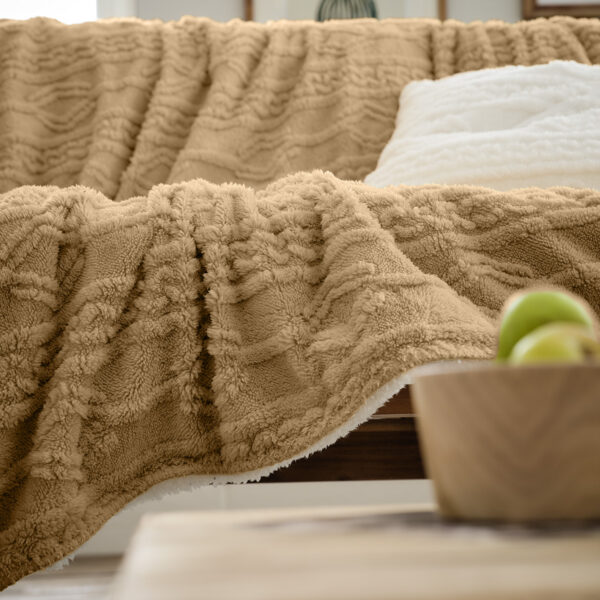 Nellie Κουβέρτα Καναπέ Craft Beige στρωμένη σε καναπέ