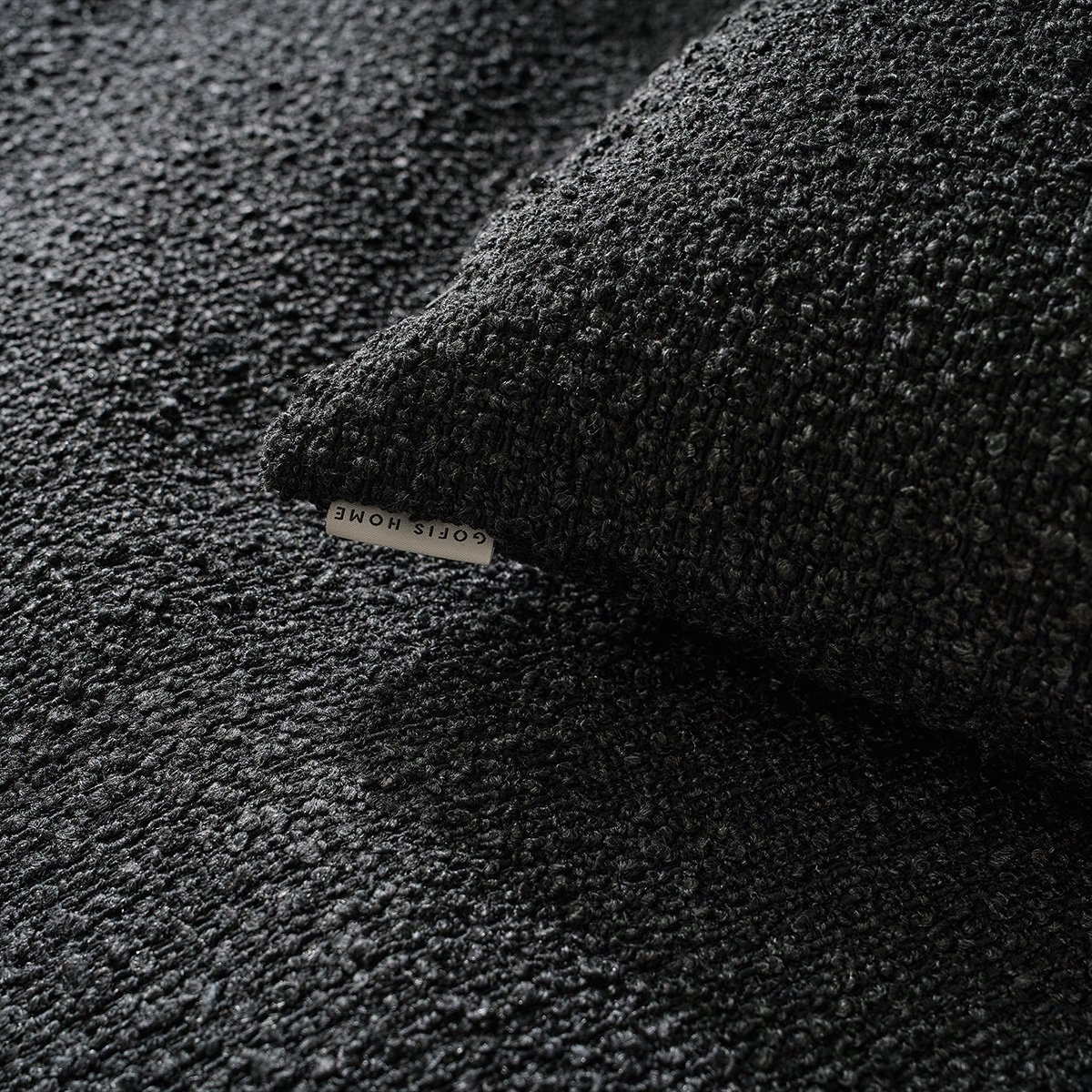 Saga Sofa Quilt Pure Black στρωμένο σε καναπέ
