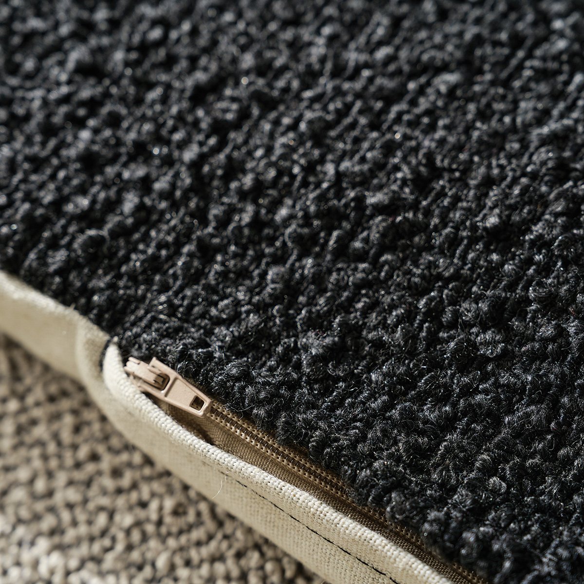 Saga Sofa Quilt Pure Black στρωμένο σε καναπέ