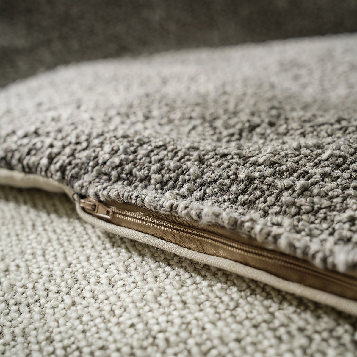 Saga Sofa Quilt Quiet Grey στρωμένο σε καναπέ