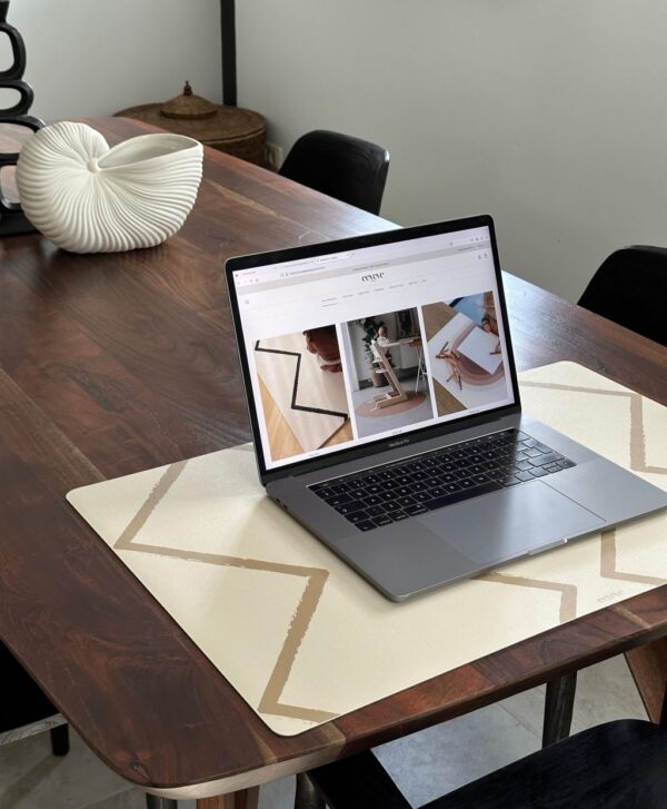 Desk Mat Autumn Gold τοποθετημένο σε γραφείο