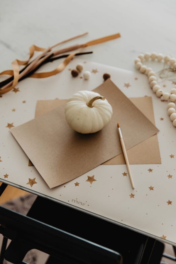 Desk Mat Stars Almond στρωμένο σε γραφείο