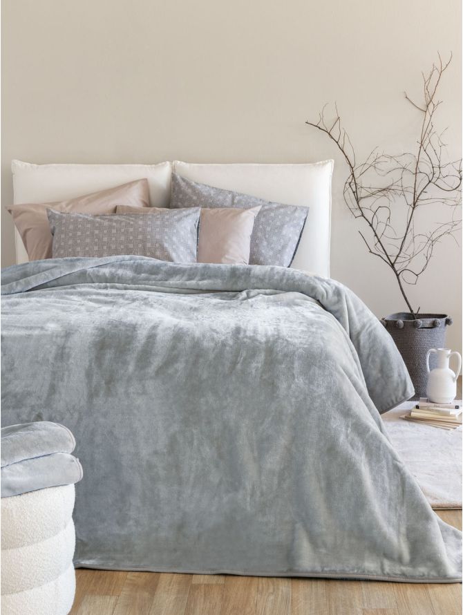 Dream Velour 3 Κουβέρτα Ash στρωμένη σε κρεβάτι