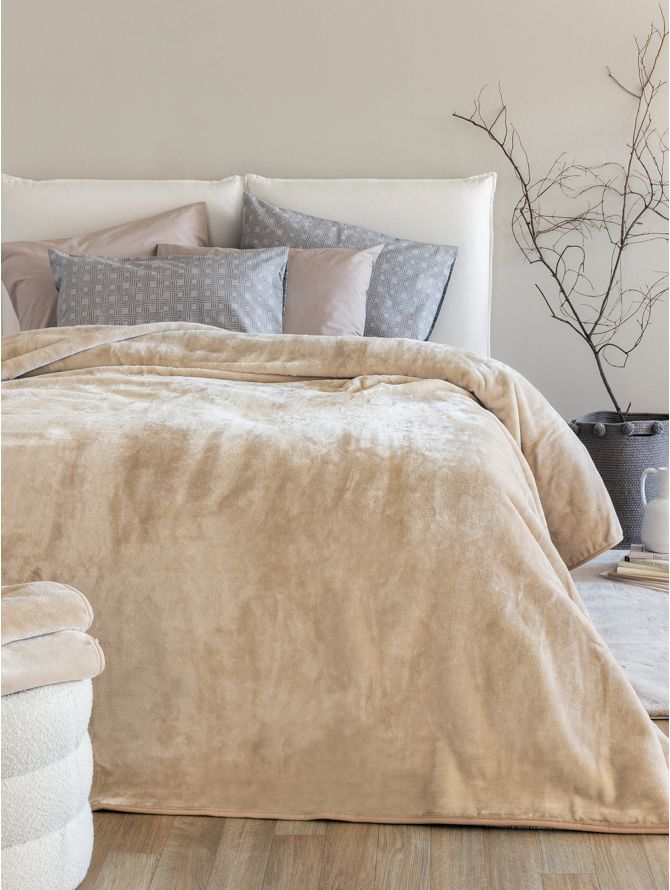 Dream Velour 3 Κουβέρτα Sandy στρωμένη σε κρεβάτι