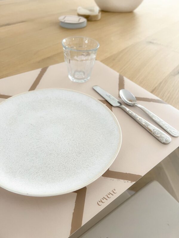 Placemat Autumn Gold στρωμένο σε τραπέζι με πιάτο