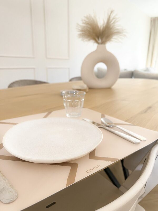 Placemat Autumn Gold στρωμένο σε τραπέζι με πιάτο