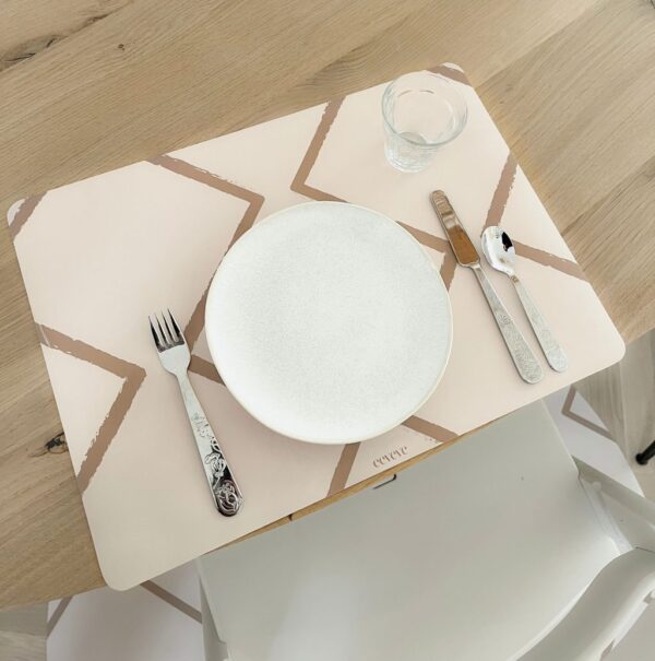 Placemat Autumn Gold στρωμένο σε τραπέζι με πιάτο
