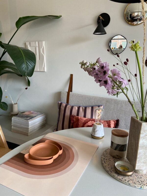 Placemat Retro Bow Brown στρωμένο σε τραπέζι