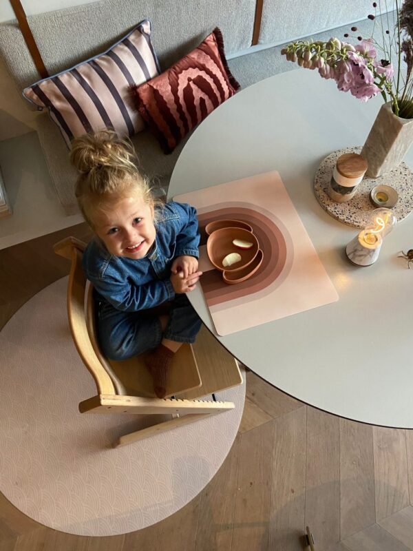 Placemat Retro Bow Brown στρωμένο σε τραπέζι