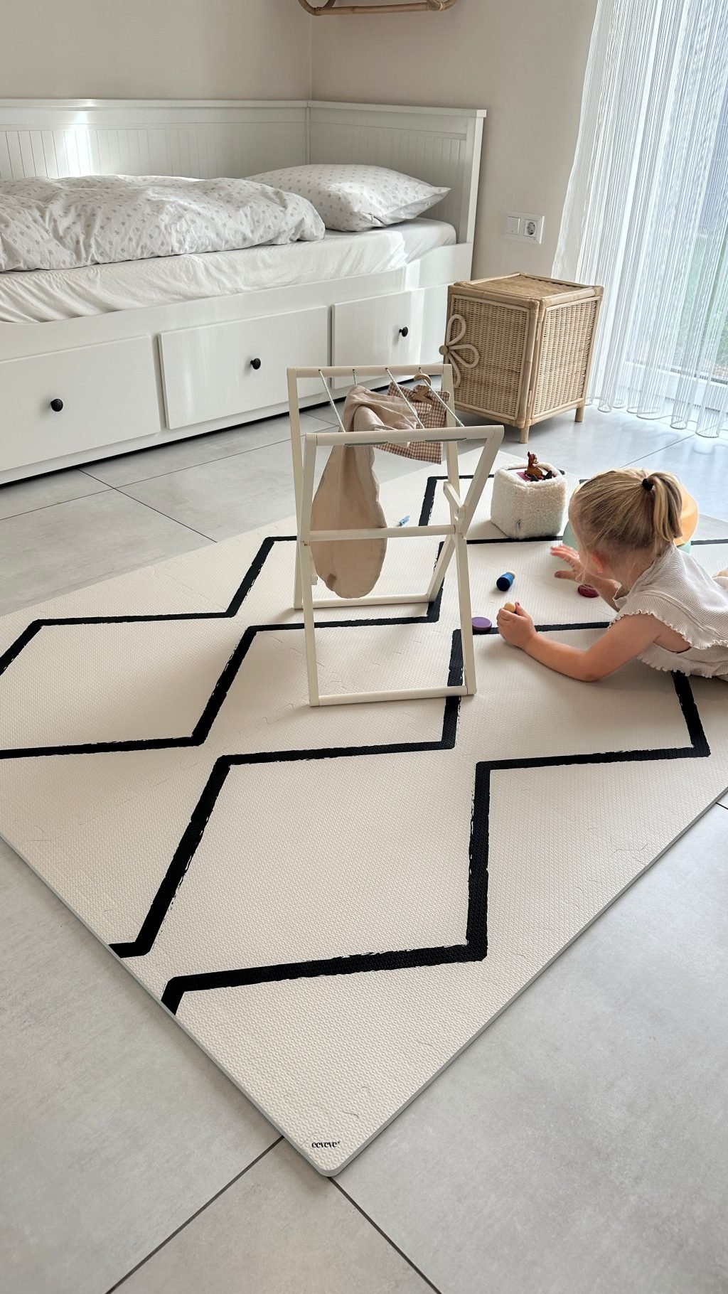 Puzzle Play Mat Ecru πάνω στο οποίο παίζει ένα παιδάκι