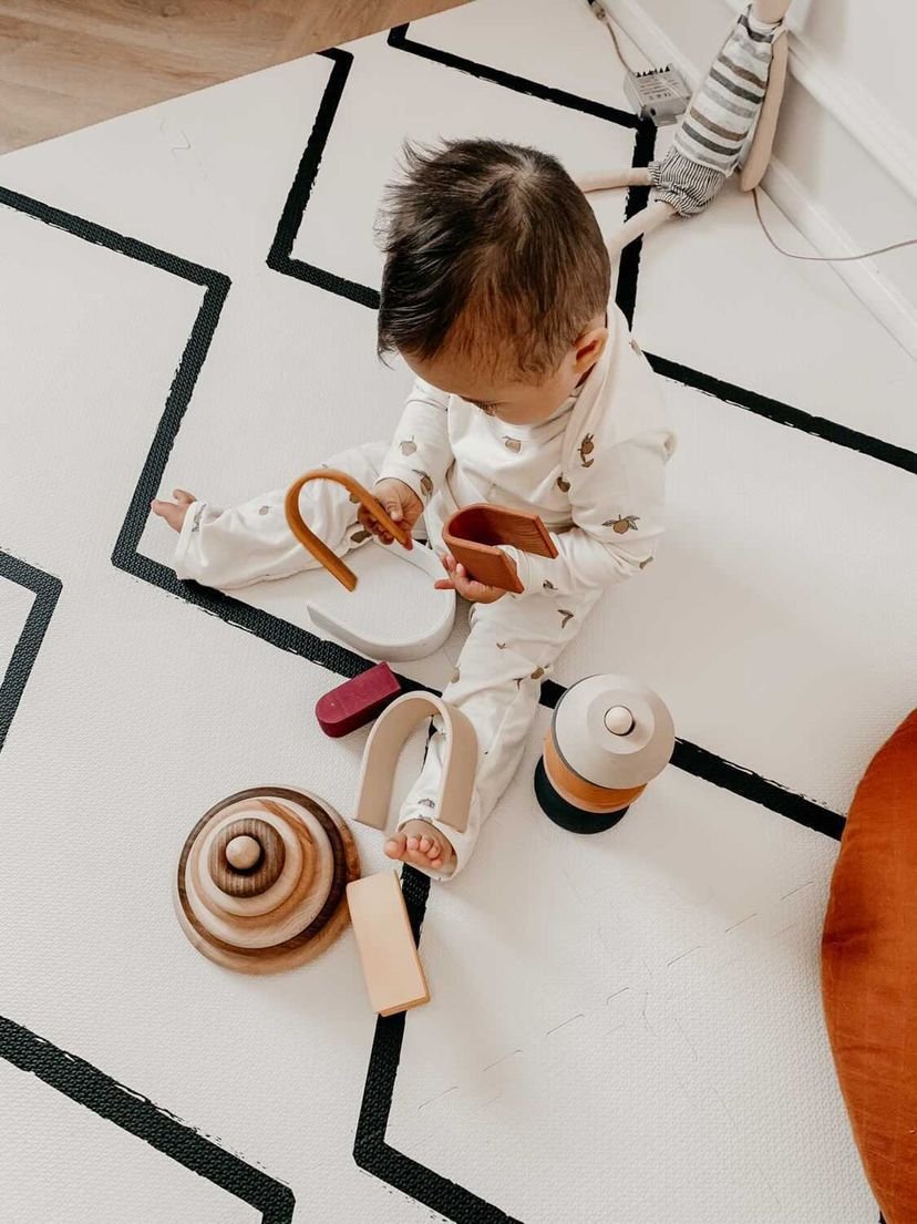 Puzzle Play Mat Ecru πάνω στο οποίο παίζει ένα παιδάκι