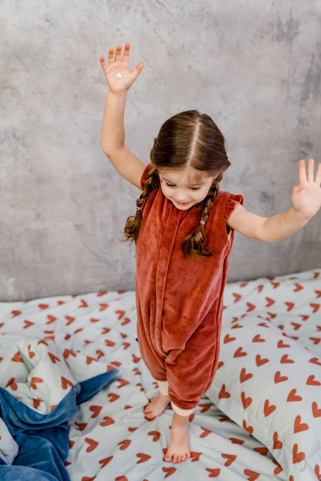 Heartbeat Cotto Κουβέρτα Blue, στρωμένη σε κρεβάτι και πάνω της ένα παιδί